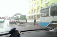 ФОТО: В центре Таллинна автомобиль столкнулся с автобусом
