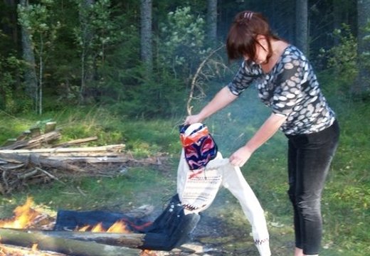 ФОТО: Жители деревни сожгли чучела грибников-вредителей